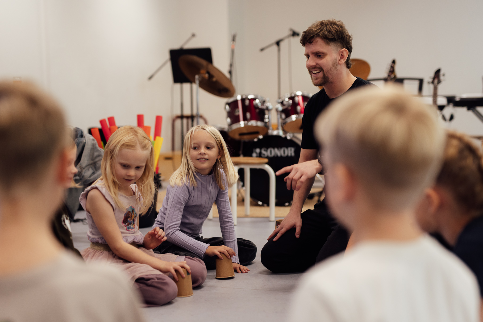 Lærer og elever i musiklokale
